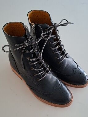 NWOT Black Hand-tooled Genuine Leather Lace-up Boots w/ Broguing (Size US 6)